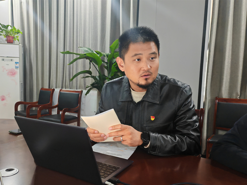 ylzzcom永利总站党总支组织委员王经健主持会议.jpg
